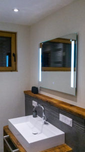 Waschbecken und moderner Spiegel